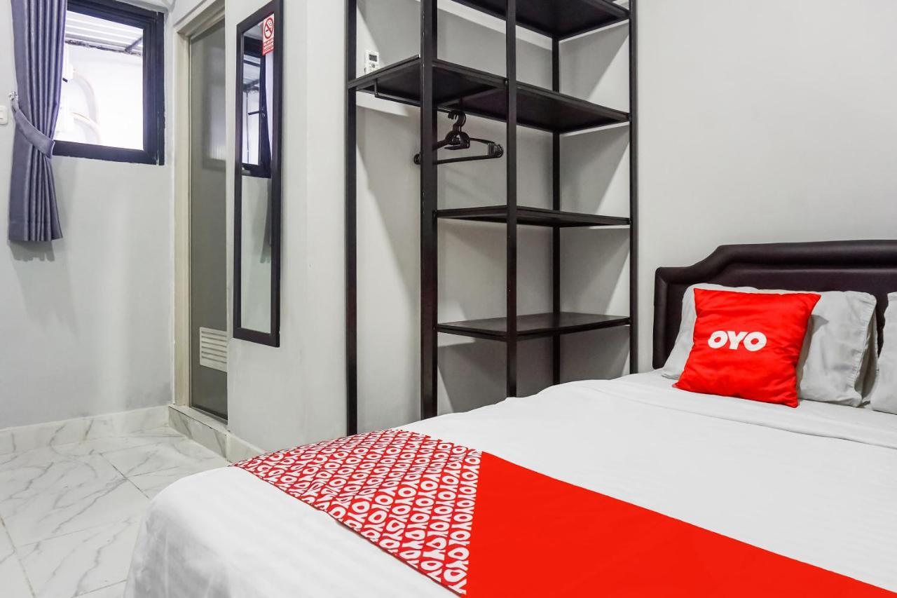 Collection O 91131 New V1 Hotel Джакарта Экстерьер фото